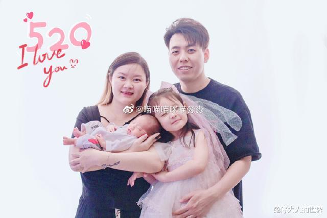 德云社|德云社靳鹤岚妻子晒全家福,引发粉丝热议,粉丝:糯糯真是长大了
