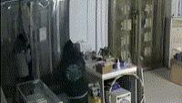 山西太原，两男子将自己裹得严严实实，潜入一家手机店内实施盗窃行为