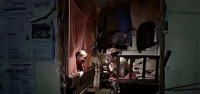 “老夫少妻”蜗居桥洞10年,育两儿两女,桥洞每天都传出欢声笑语