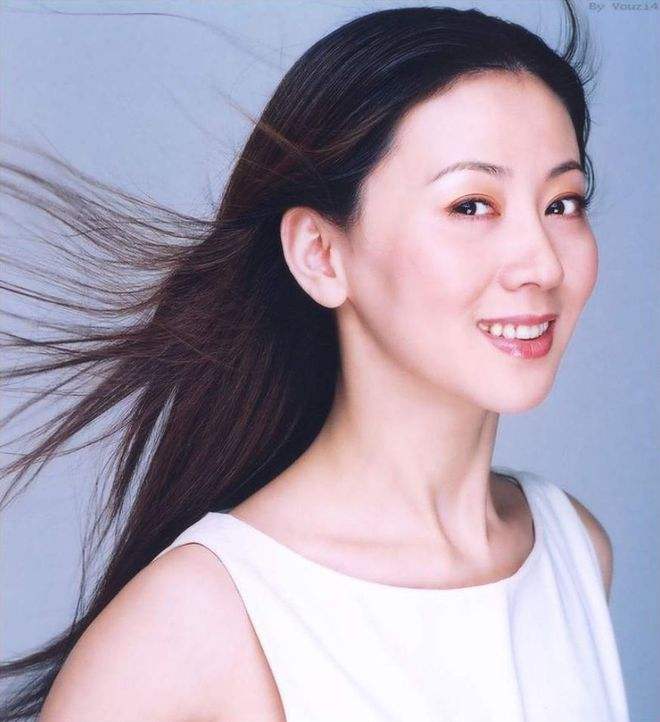 她因“人体模特”与丈夫离婚,被父亲冷战,今46岁孤身一人!