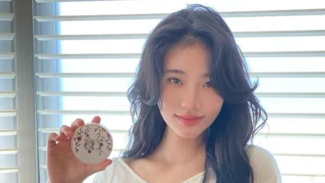 经典 小S14岁女儿出道就顶流！烫黑卷发拍广告好成熟，母女有同款嘴唇