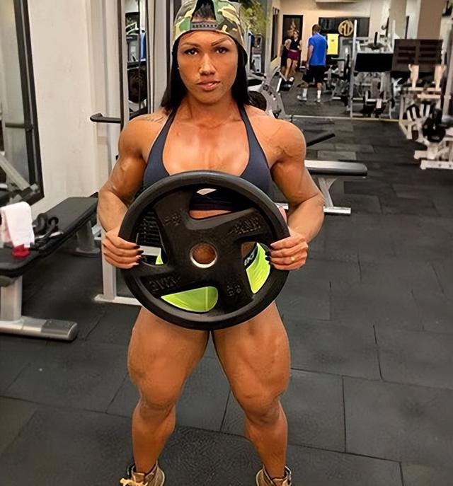 消化不良|女子健身只为肌肉,这一腿腱子肉真结实