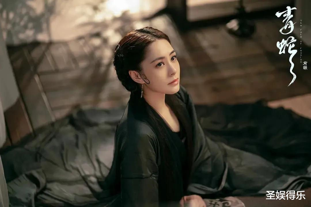 阿娇|360度无死角神颜：阿娇穿丝绒裙赛公主，微胖才是“高级”？