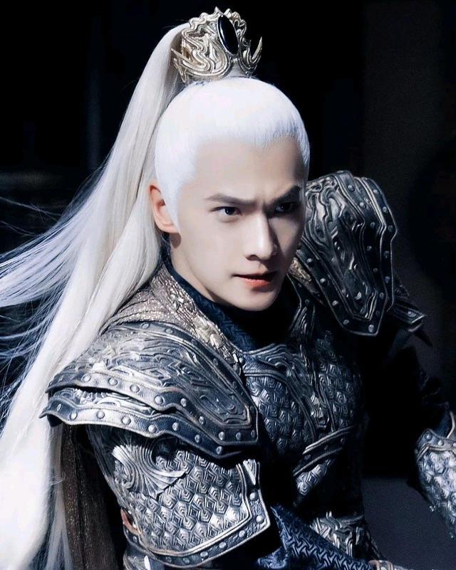 杨洋|《且试天下》杨洋白发造型曝光，身穿盔甲，白发飘飘，堪称绝绝子