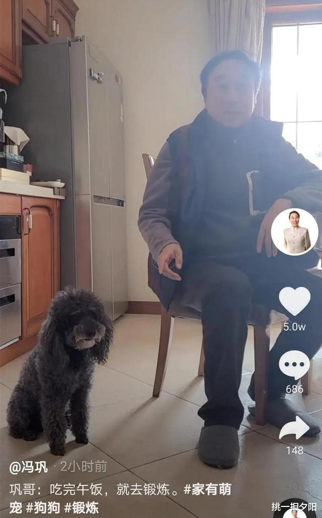 春晚|64岁冯巩一家庆小年! 给汽车铲雪闹乌龙, 送徒弟贾玲上春晚自己缺席5年去干啥了?