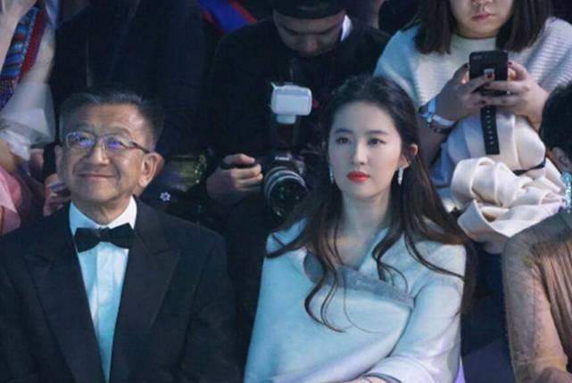 刘亦菲|刘亦菲端咖啡抱偶像，成就自己的名场面，没优雅的神仙姐姐很可爱