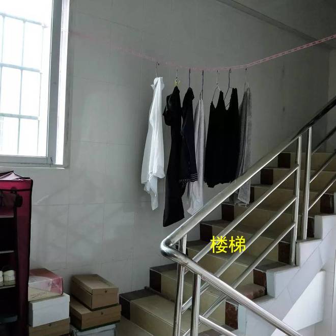 楼道放鞋柜不算啥,业主直接楼道晾衣服!邻居:公德心哪去了!