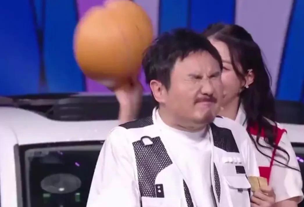 关晓彤|浙江台年中盛典尴尬多:主持团杂乱、李晨没存在感、关晓彤为难