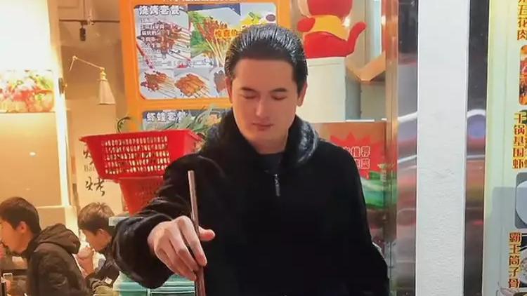 周润发|江西网红“周润发”卖臭豆腐，出场费500块，还问顾客要不要签名