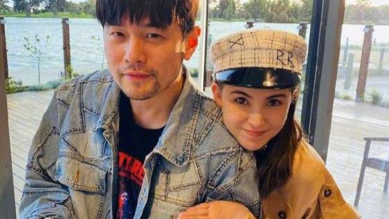 周杰伦|周董3胎女儿正脸曝光，皮肤白皙像洋娃娃，罗密欧模仿爸爸显呆萌