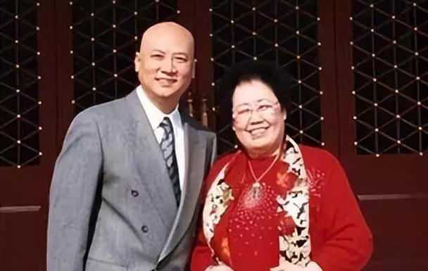 |迟重瑞：为爱险丧命，因继子一句话留光头，“嫁”豪门吃软饭？