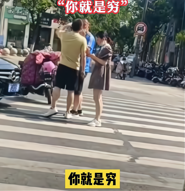 奔驰车和电动车发生刮碰，奔驰男指着电动车司机反复骂：你就是穷