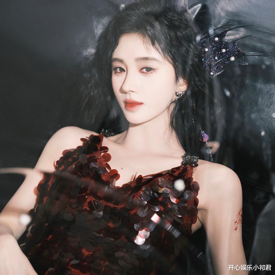 鞠婧祎|鞠婧祎暗黑系森林写真,看到她手腕上的红色印记,我承认沦陷了