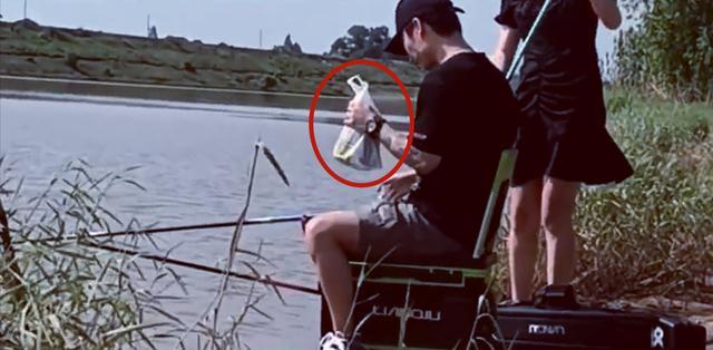 男子沉迷于钓鱼，妻子直接将饭菜打包送到手上，网友：为流量摆拍