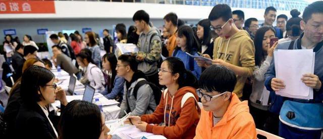 求职|“今年找工作也太卷了吧”，毕业生找工作屡屡受挫，现实太残酷