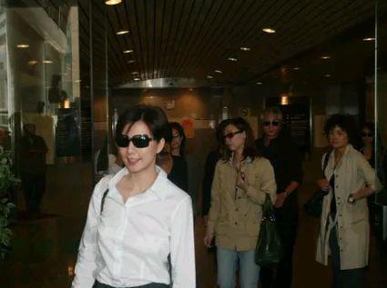 关秀媚|55岁关秀媚罕见露面 保养得宜曾卷醉驾风波星途尽毁