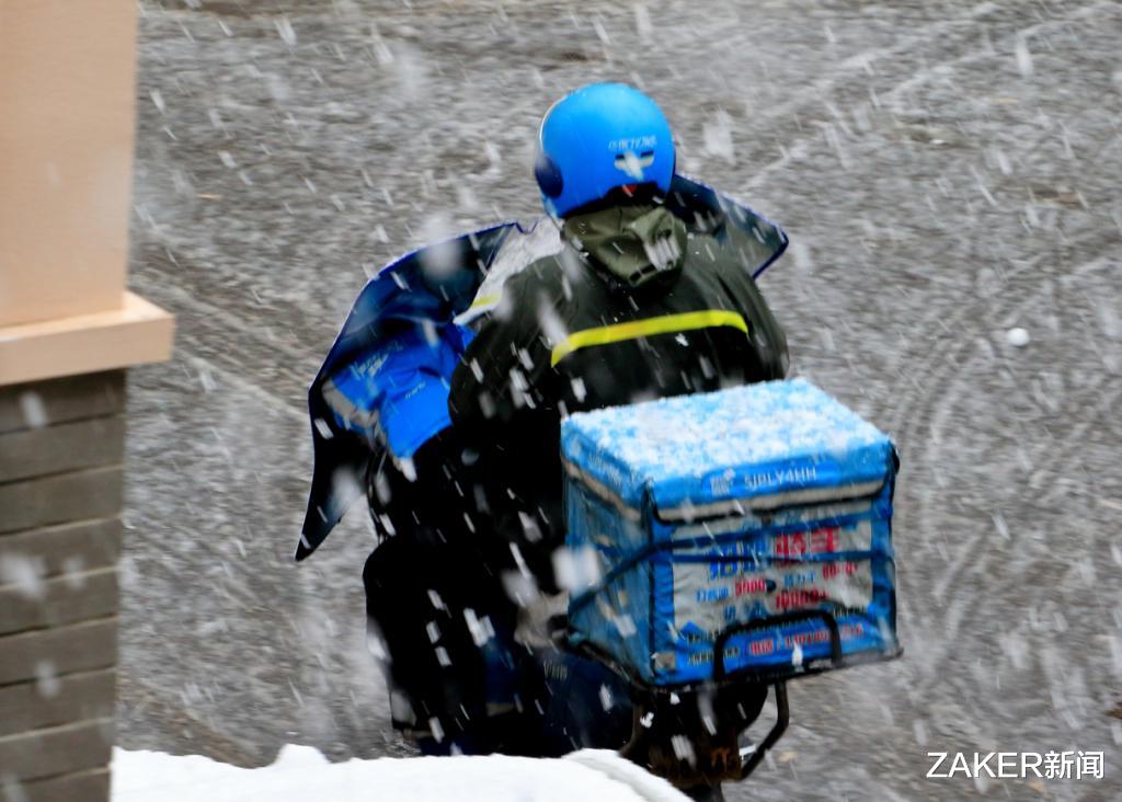外卖员|“少送外卖多进厂”热议背后，互联网正在摧毁一代年轻人？