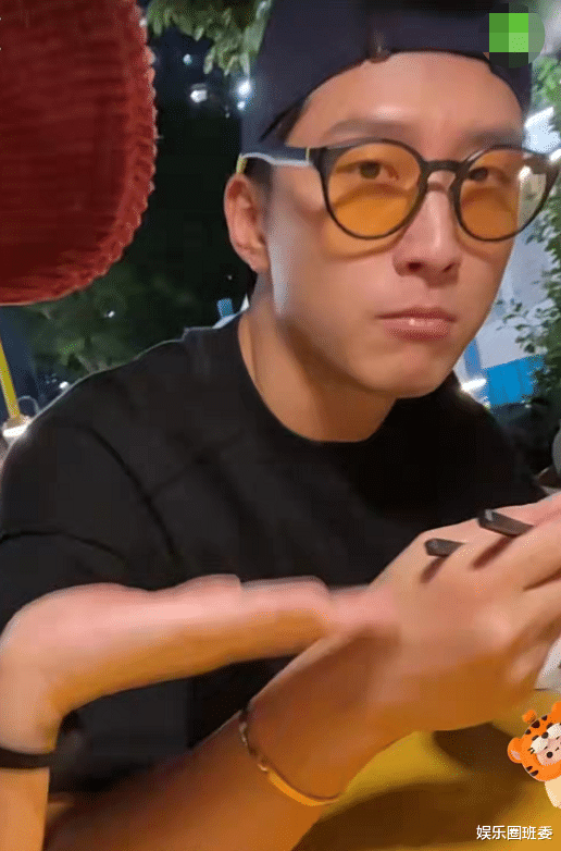 何超莲|何超莲带窦骁吃大排档，脖子草莓印抢镜，疑似曝光赵雅芝小儿子恋情