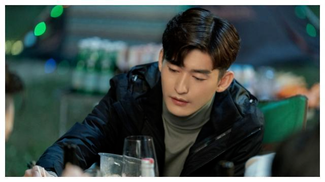 黄晓明|黄晓明谈买单，谢霆锋聊加班，明星们冒犯打工人的样子，真可笑