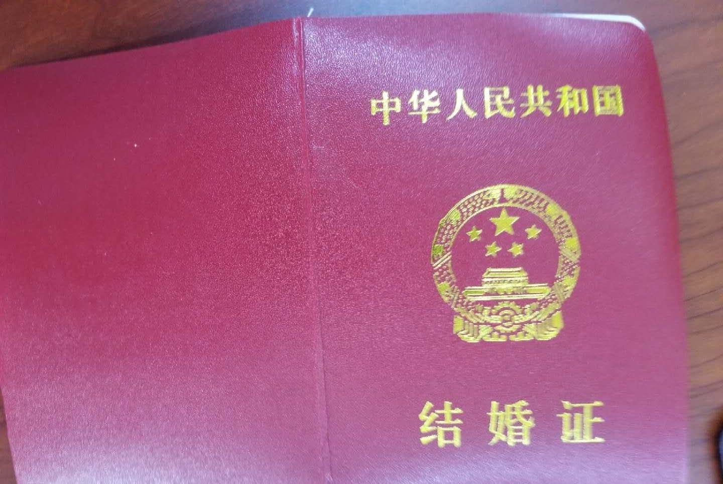 2010年,小伙寻找失联娇妻,不料蹦出多名男子争抢:我才是她丈夫