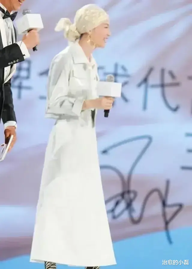 王菲 王菲太任性了！裹着头巾代替发型，既偷懒又有气质，五官精致身材高挑