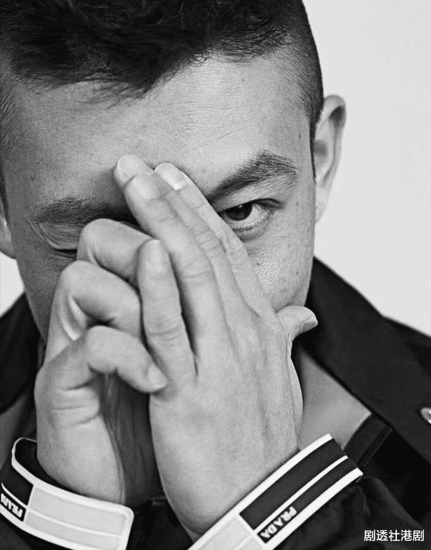 陈冠希|面无表情，41岁陈冠希晒一家三口合照被狠批，网友：太诡异