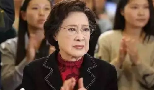 秦怡|秦怡:婚姻坎坷,照顾残疾爱子41年,如今100岁依旧优雅美丽
