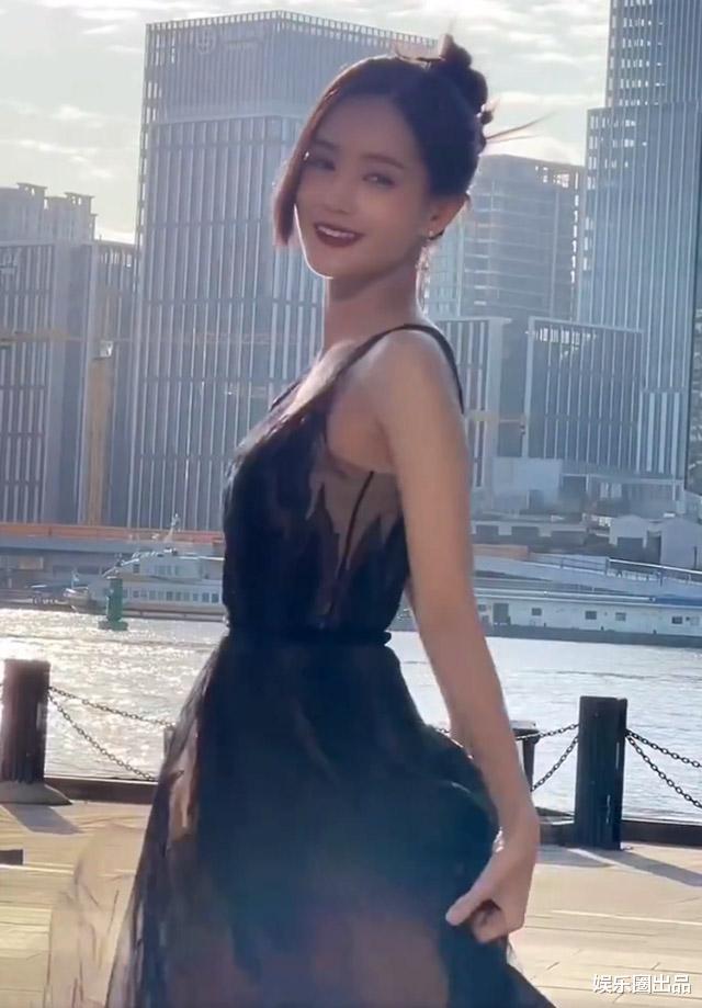 李一桐|李一桐在河边拍大片,穿低领长裙大秀曲线美,连背影都令人心动