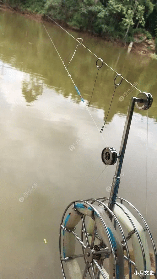 大爷|上海一大爷封控在家，稳坐阳台钓8斤大鱼。网友：江景房买值了