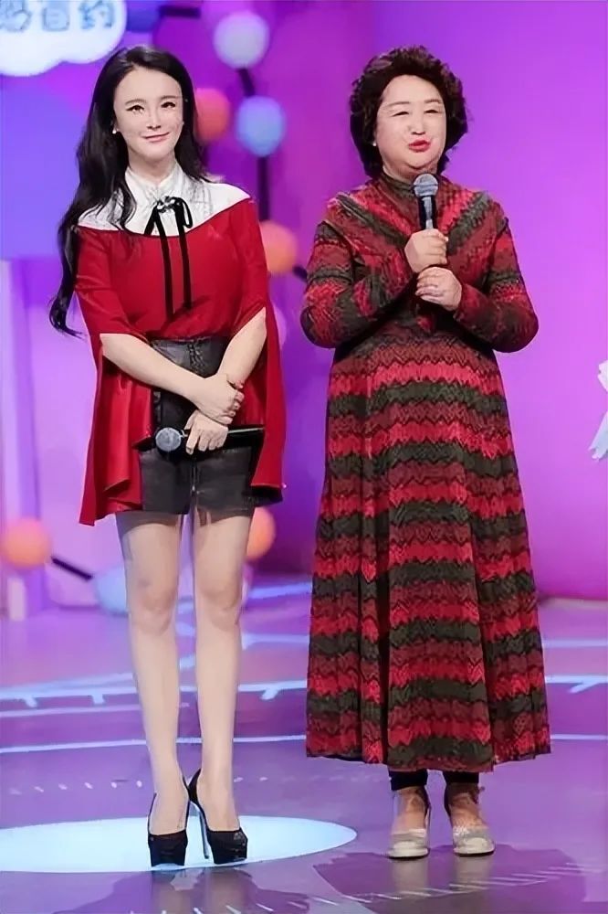 黄晓明携妈走机场,70岁妈妈穿短裙太优雅,黄晓明全程牵手似妈宝男