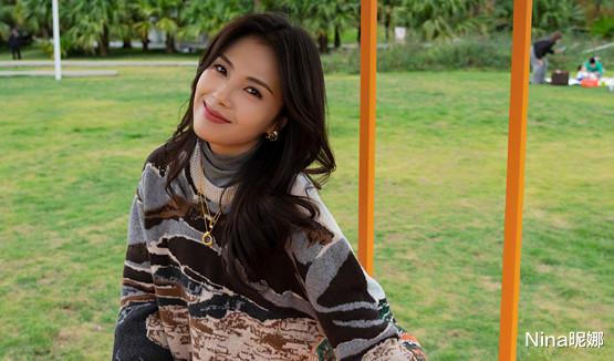 刘涛|秦海璐街头拍戏撸串,穿风衣吃相没有包袱,刘涛穿西装歪着头更像女一号