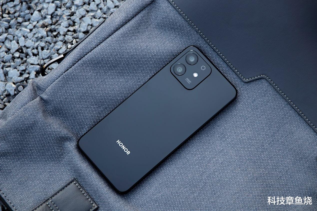 荣耀play|荣耀Play6T系列抢先开箱，40W超级快充并配备256GB存储