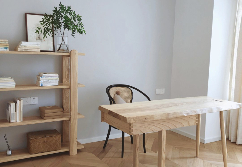 她的家一切从简,客厅不放电视,不做任何修饰,却处处充满高级感