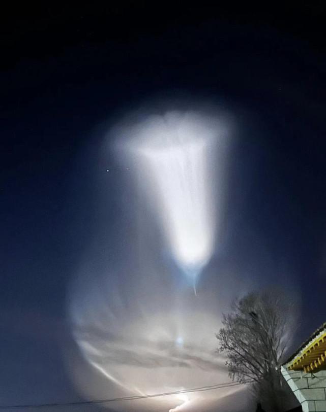 外星降临?内蒙等多地现巨大不明发光体,带着螺旋尾巴划过夜空