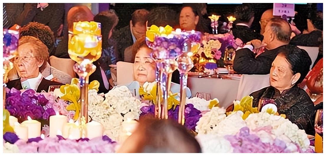 李宝珠:离异带娃仍能嫁入豪门,首富丈夫独宠50年,如今资产千亿