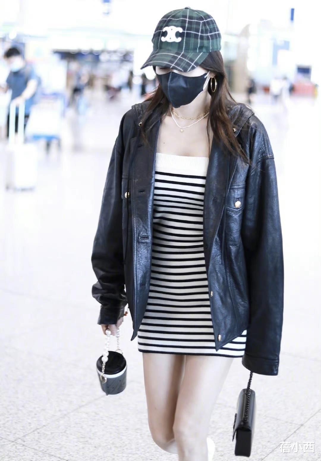 秦岚|“秦岚”的衣品开挂了，穿皮衣配连衣裙秀大长腿，真不是18岁吗？