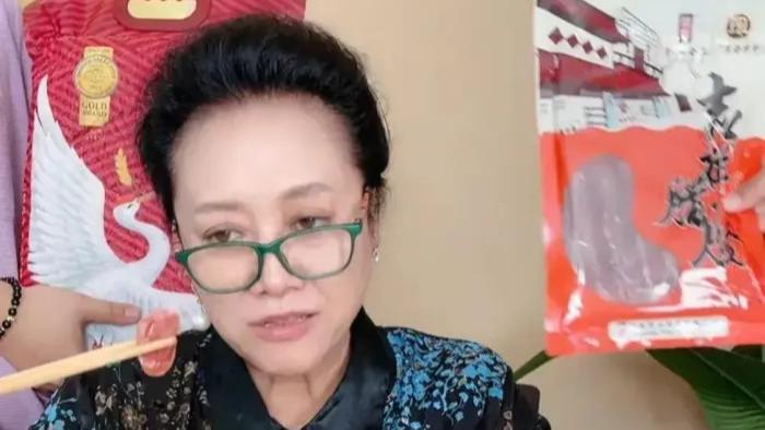 王丽云|一级演员王丽云直播：“2000块的火箭都不给我刷，你们真抠门啊！”