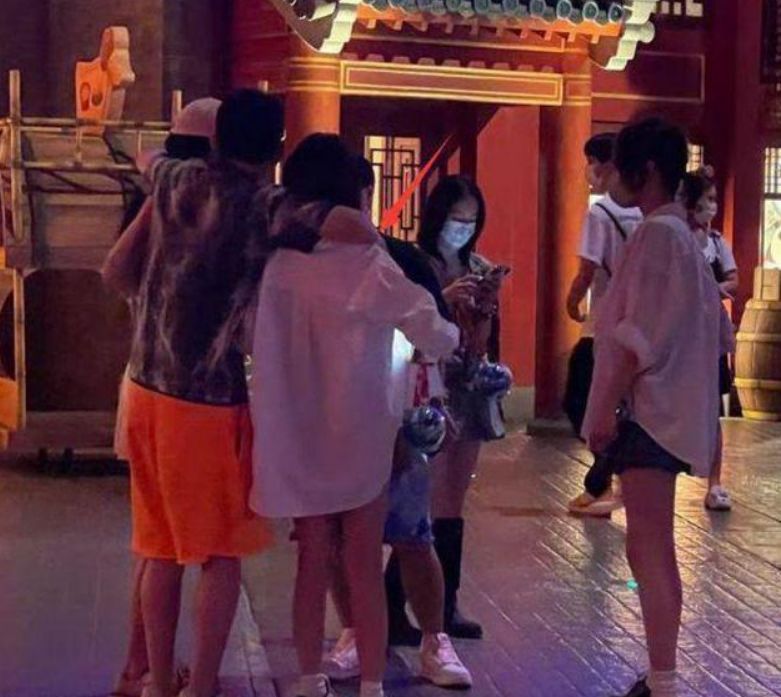 王思聪|慎婕官宣新恋情，与男友搂腰合影举止亲密，对方颜值高过王思聪