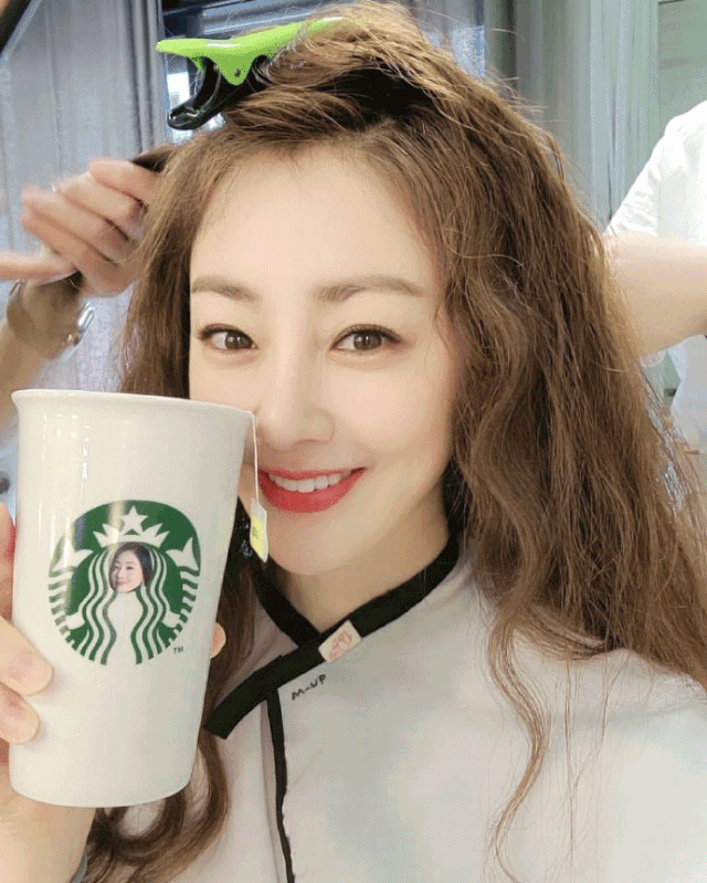 |韩国的性感妖精，风情又撩人，谈恋爱22年，你看得出已经年近50？