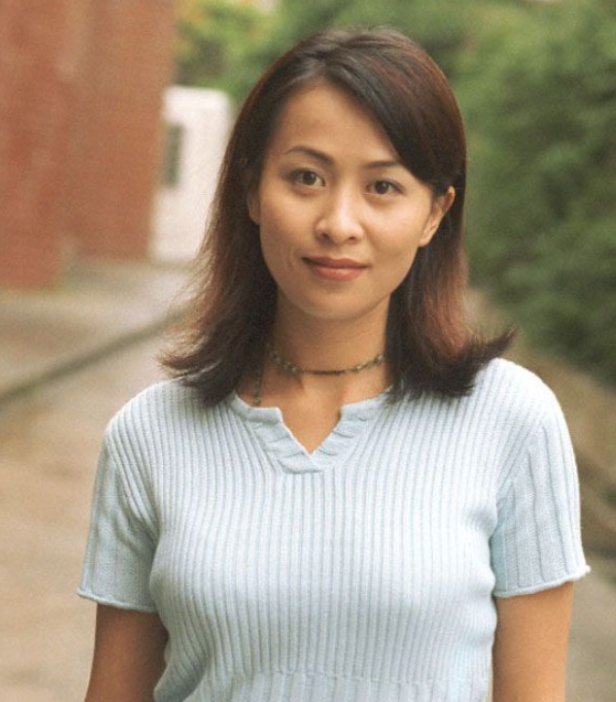 赵露思|明明长了一张相似的脸,一个帅一个“土”,颜值差距太大了