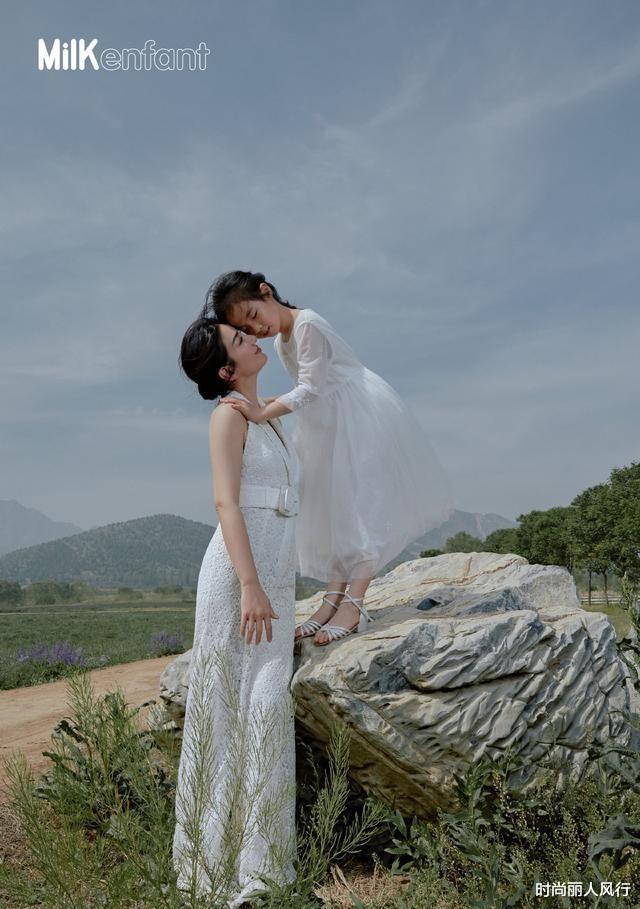 黄奕|黄奕女儿生日宴大爆火！10岁女儿穿公主裙凹造型，五官长开后更尴尬