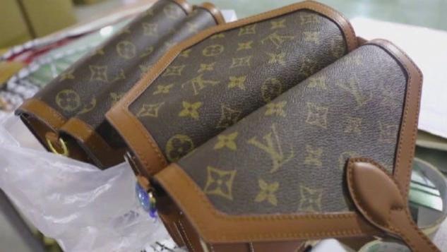 河南郑州，一男子将一个LV包包寄售在某网络平台