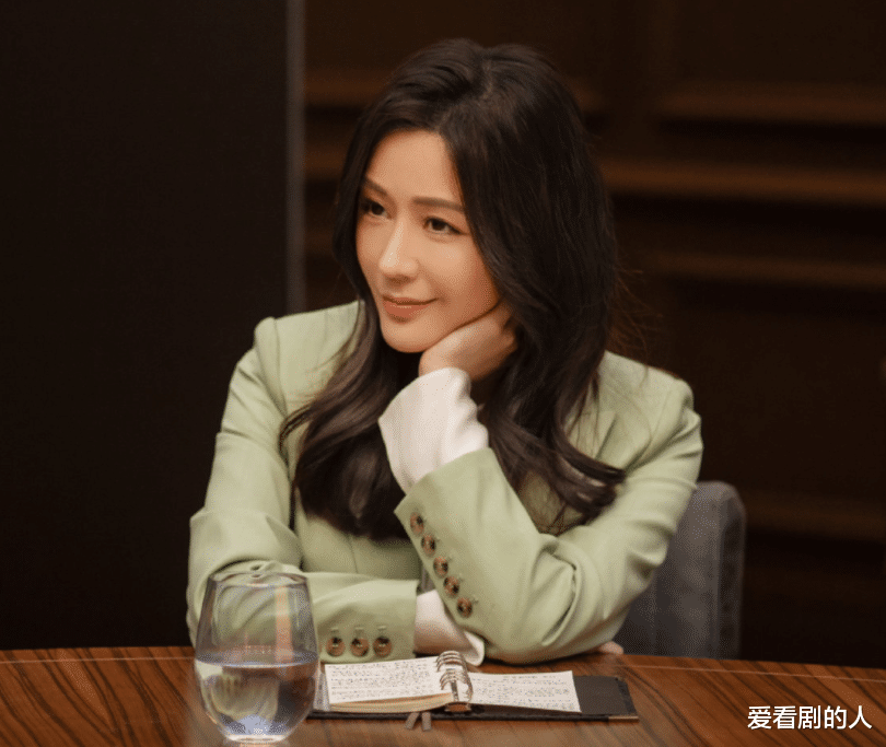 阳华|《爱的二八定律》：秦施红裙甜美又性感，阳华慌神献出了膝盖！