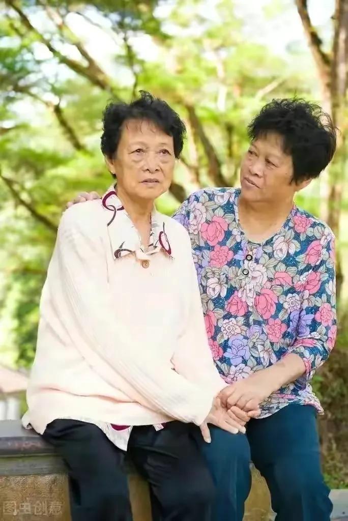 57岁大妈哭诉:肥水不流外人田,嫁给亲家公后,却活不下去了