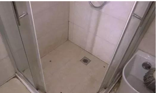 浙江,某地。黄先生家里的厨房漏水,他看到一个9.9元上门补漏的,于是找人补漏,没想到花了11800元