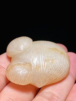 和田玉籽料|清 和田玉籽料 白玉沁色 利市三倍 把件挂件