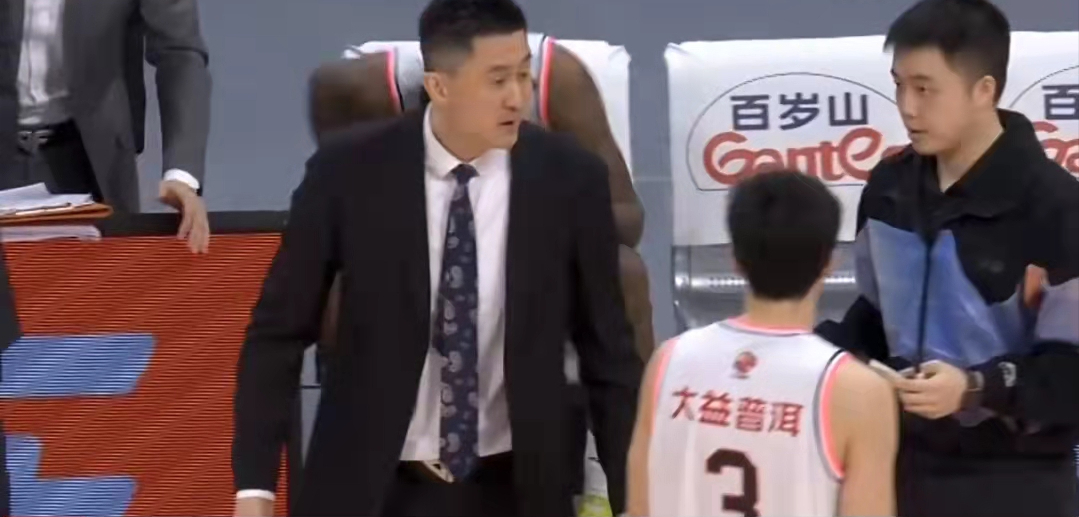 广东男篮|13+7！展现价值，成广东赢球关键，杜锋仍不留情面，赛场直接批评