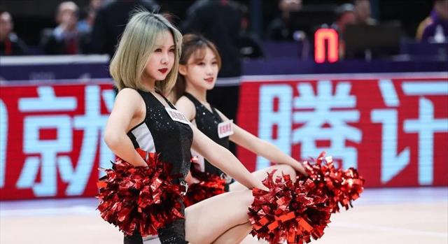 啦啦队|拉拉队美女如云，表演那么精彩，为什么NBA球员都不正眼看？