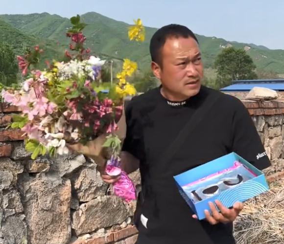 网红张同学玩擦边?520做巧克力用一次性手套,网友:该封