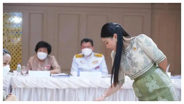 思蕊梵公主不计较奶奶把母亲撵出国门，还继承其衣钵发扬泰丝文化